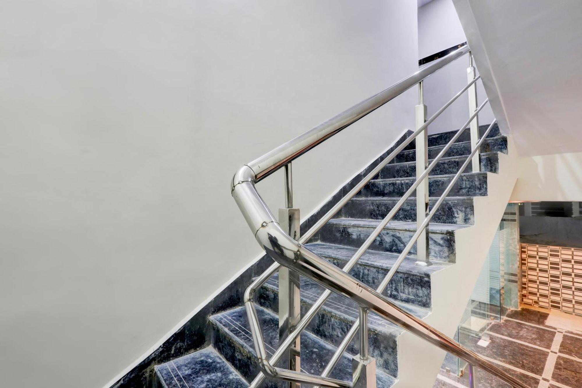 Super Townhouse Nanak Ram Guda Near Waverock Sez Hyderabad Eksteriør bilde