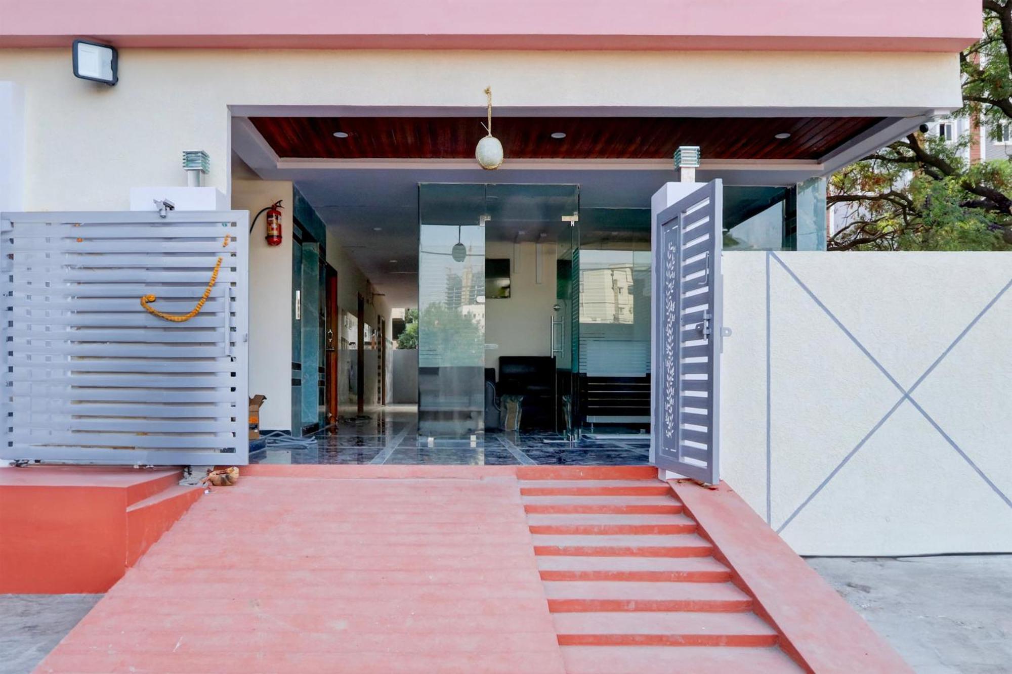 Super Townhouse Nanak Ram Guda Near Waverock Sez Hyderabad Eksteriør bilde